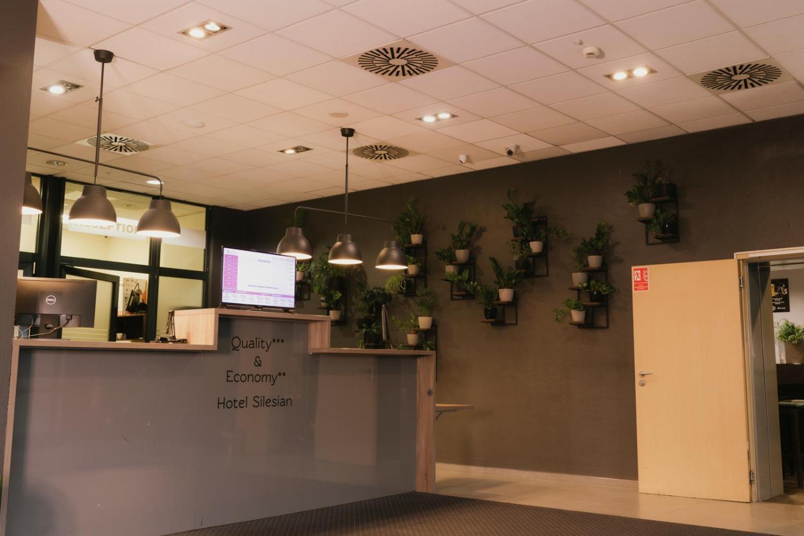 Economy Silesian Hotel Katowice Buitenkant foto