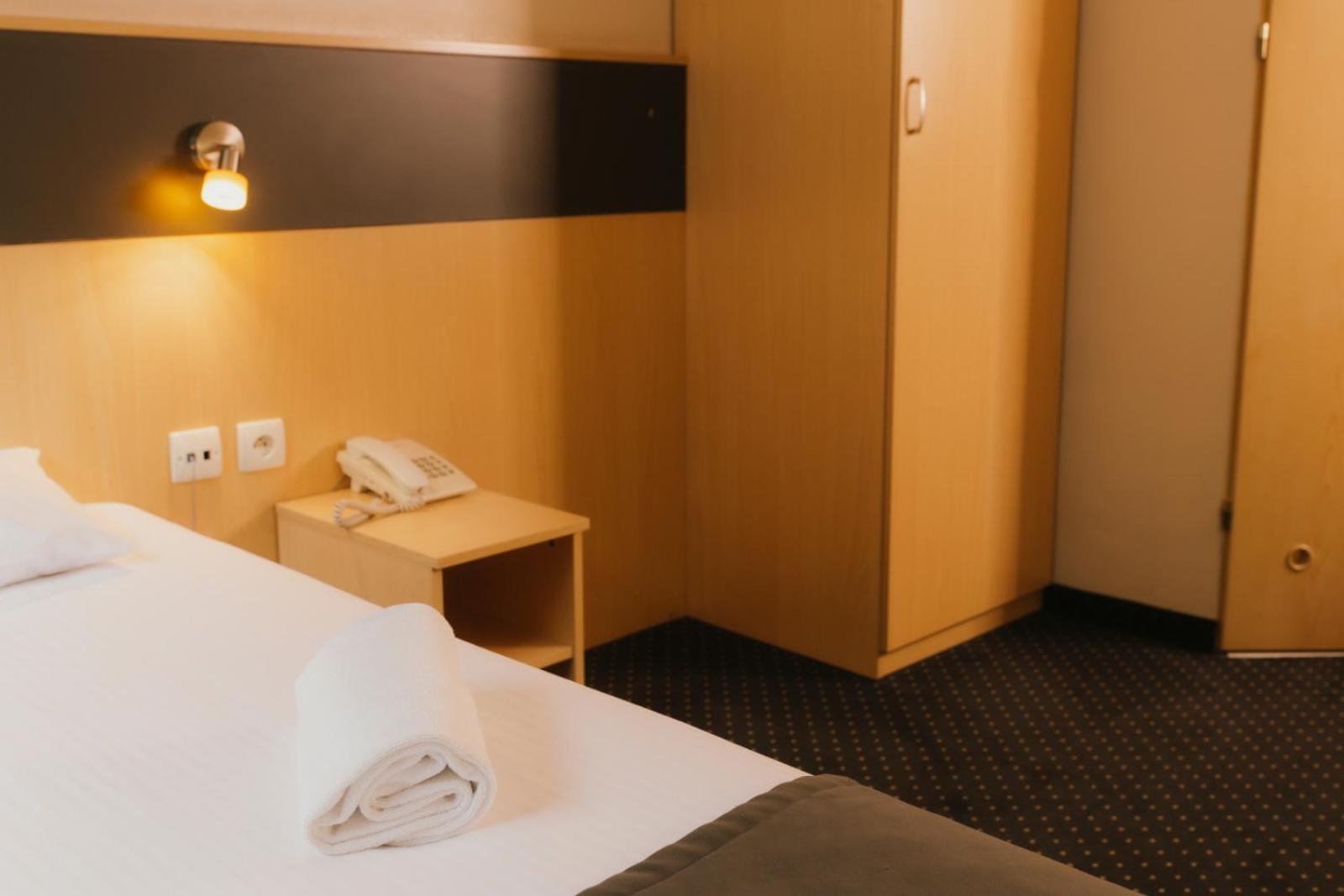 Economy Silesian Hotel Katowice Buitenkant foto