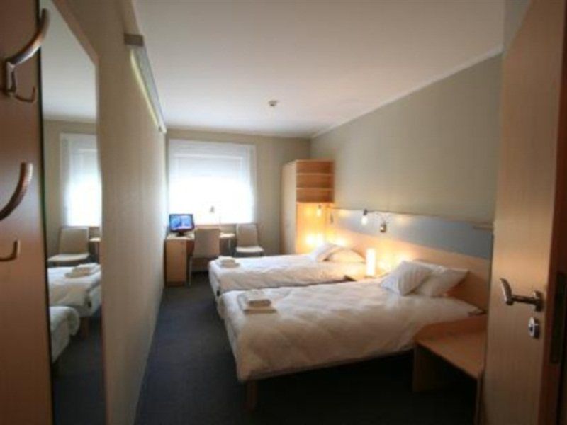 Economy Silesian Hotel Katowice Buitenkant foto