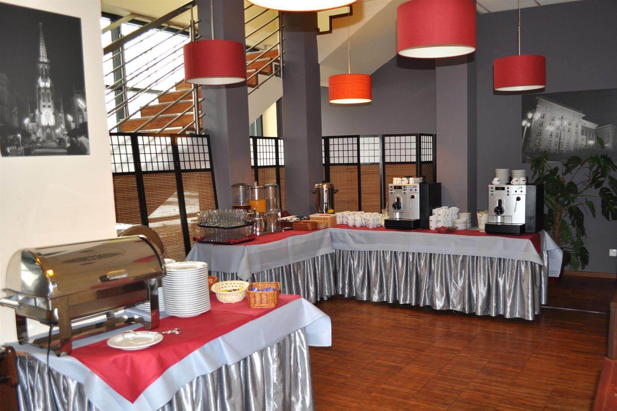 Economy Silesian Hotel Katowice Buitenkant foto